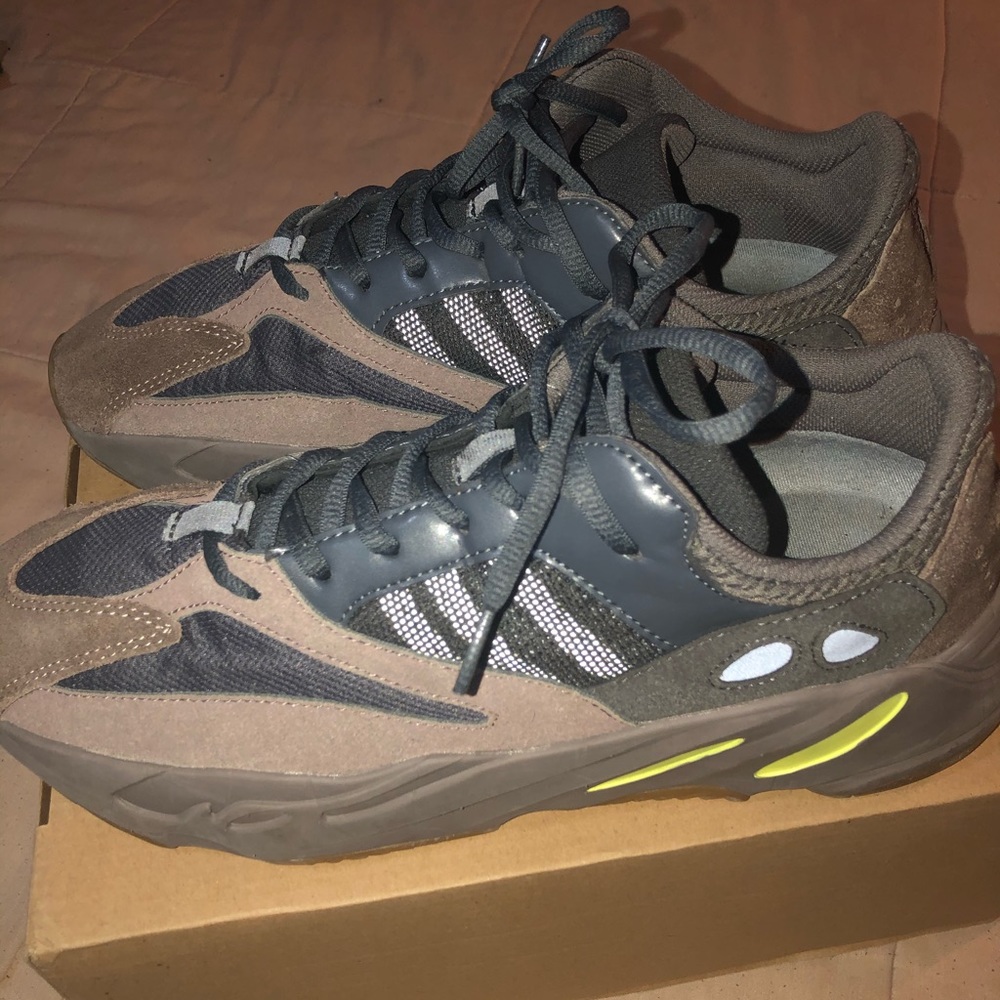 Yeezys boost 700v2
